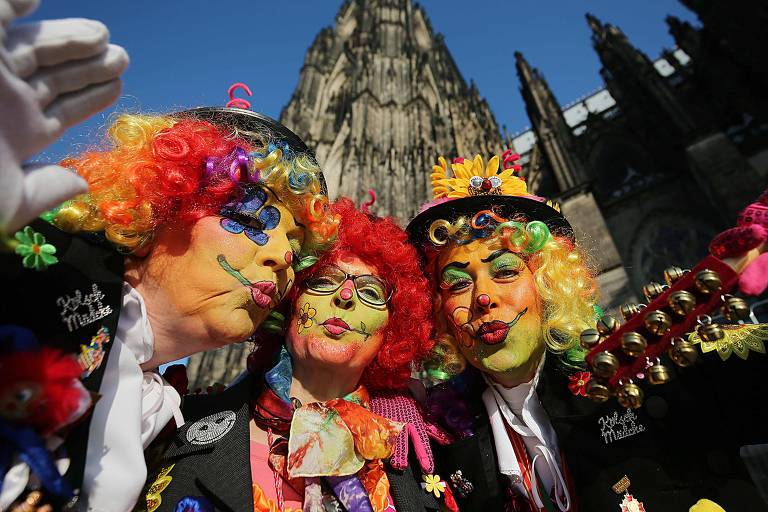 Folionas participam do Carnaval das mulheres em Colônia, na Alemanha, nesta quinta (28)