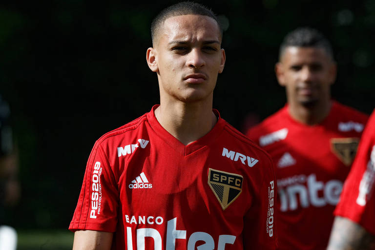 Antony participa de treino no São Paulo, no CT da Barra Funda