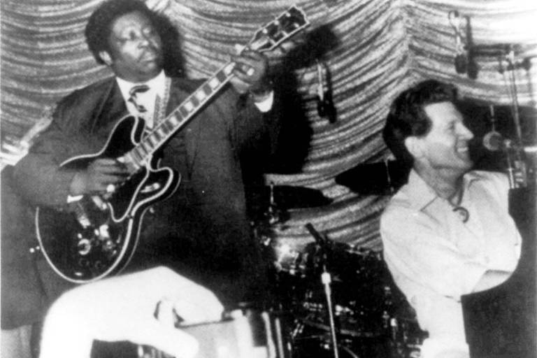 O guitarrista, compositor e cantor de blues B.B. King acompanha o pianista Jerry Lee Lewis durante show