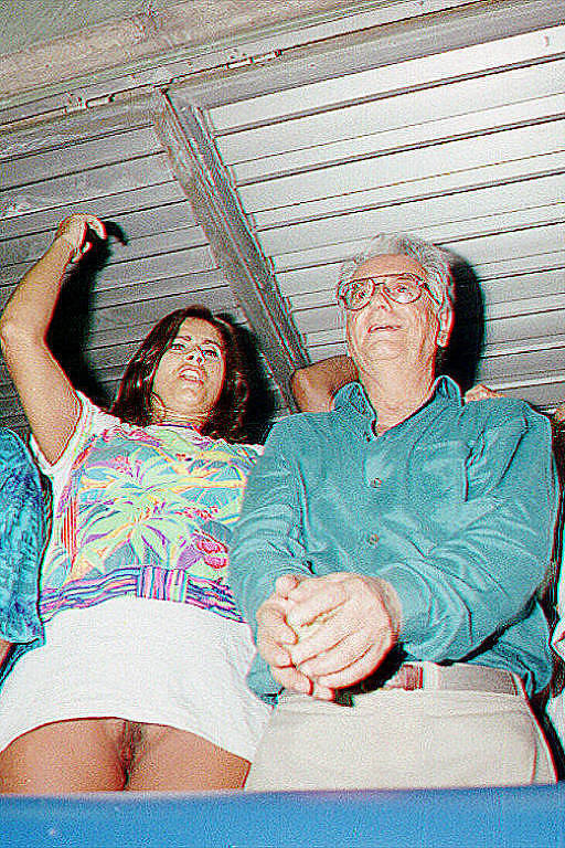 O presidente Itamar Franco ao lado da modelo e atriz Lilian Ramos