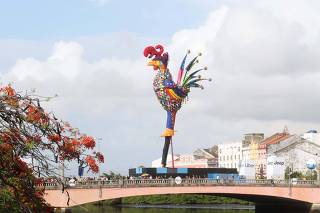 Alegoria gigante do Galo da Madrugada amanhece em pé no Recife.