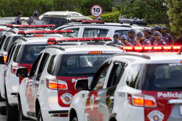 Carros da PM no entorno do cemitério onde ocorre o velório do neto de Lula
