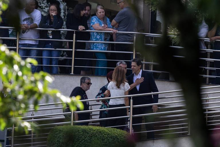 Fernando Haddad chega ao velório do neto do ex-presidente Luiz Inácio Lula da Silva que morreu em decorrência de uma meningite