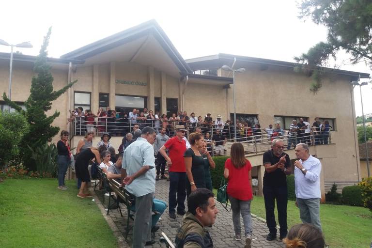 Familiares e amigos no velório de neto do Lula em São Bernardo do Campo
