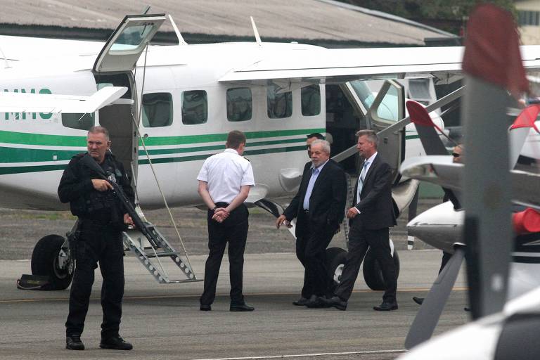 Ex-presidente Lula chega a São Paulo, apos deixar prisão em Curitiba, para ir ao velório do neto de 7 anos em São Bernardo, que morreu em decorrência de meningite