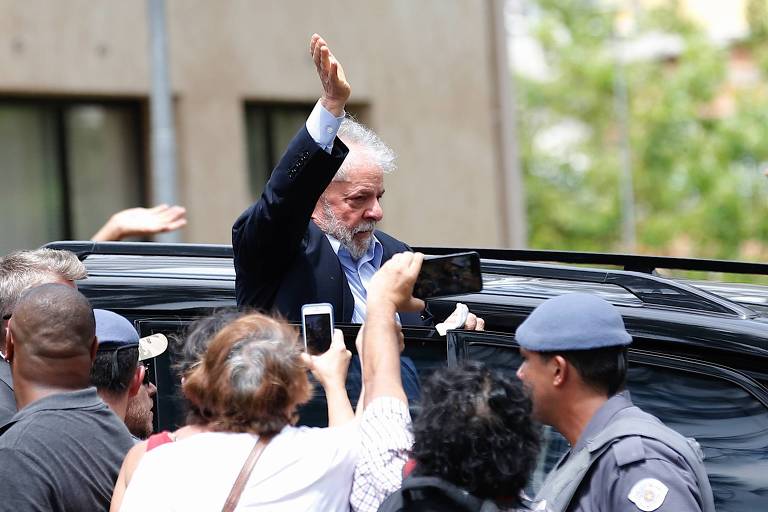 O ex-Presidente Lula deixa o velório do seu neto Arthur