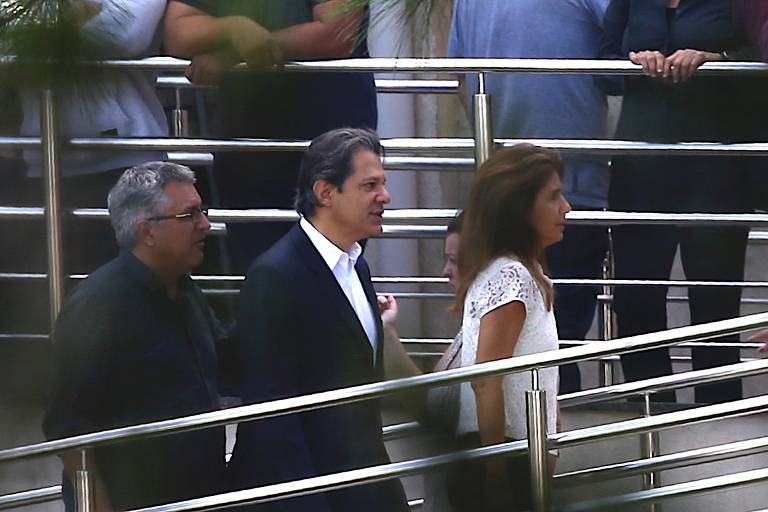 Fernando Haddad e sua mulher, Ana Estela, junto com Alexandre Padilha chegam para o velório de Arthur Lula da Silva, neto do ex-presidente Lula