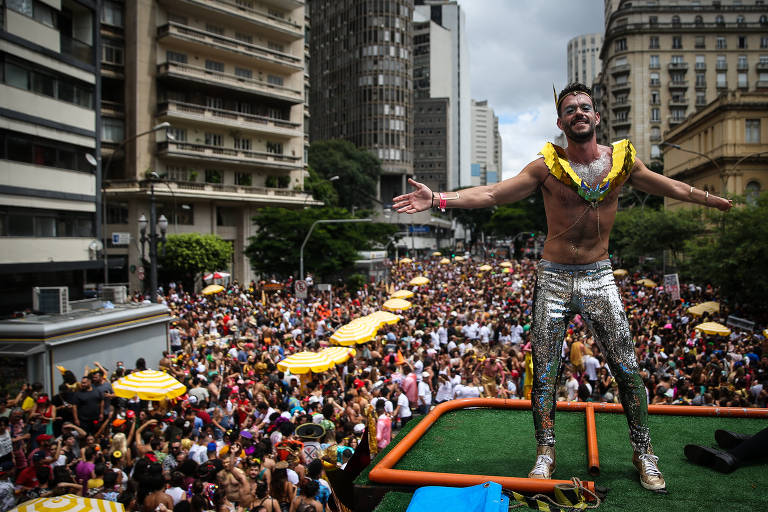 Foliões curtem sábado de Carnaval em SP