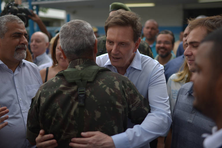 Marcelo Crivella acompanha dia de ações sociais promovido pelo Exército na Vila Kennedy, no Rio de Janeiro. Foi a primeira aparição pública do prefeito depois do assassinato da vereadora Marielle Franco (PSOL)