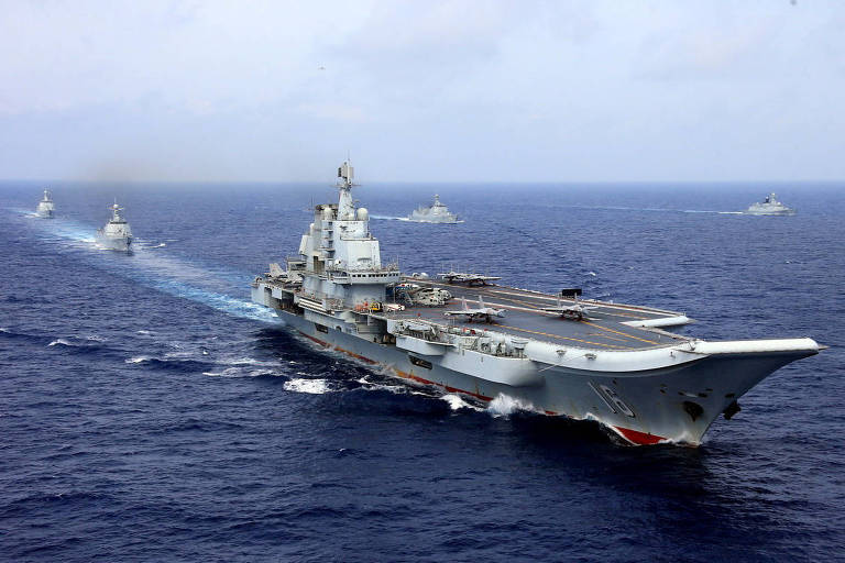 O porta-aviões chinês Liaoning, que participa de exercício naval, em foto de 2018