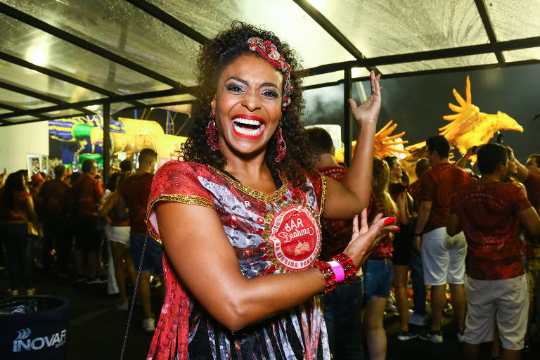 Torcedora da Vai-Vai, Valkiria Ribeiro pede reconhecimento de profissionais do Carnaval