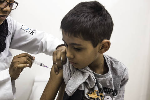 SÃO PAULO, SP, BRASIL. 11/07/2018.  Crianças são vacinadas em posto de saúde no bairro da Barra Funda em 11 de julho de 2018. Na foto Vinícius Graciano dos Santos, 8 anos. (Foto: Jardiel Carvalho/Folhapress) NAS RUAS *** ESPECIAIS ***EXCLUSIVO AGORA ***EMBARGADO PARA VEíCULOS ONLINE ***UOL, FOLHA.COM E FOLHAPRESS, CONSULTAR FOTOGRAFIA DO AGORA SAO PAULO *** f: 3324-2169, 3224-3342