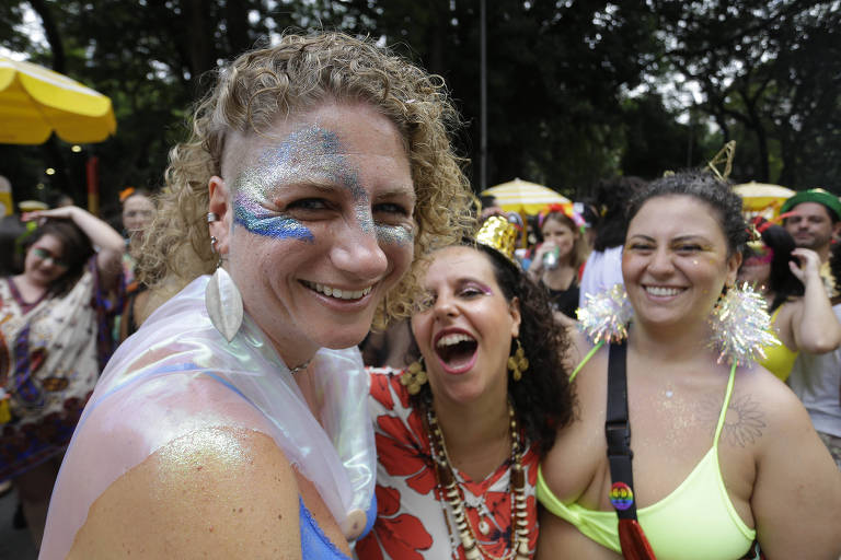 Foliões curtem domingo de Carnaval em SP