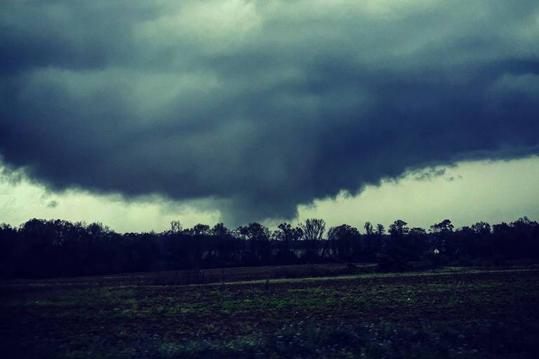 Foto tirada por morador mostra tornado se aproximando de Dothan, Alabama