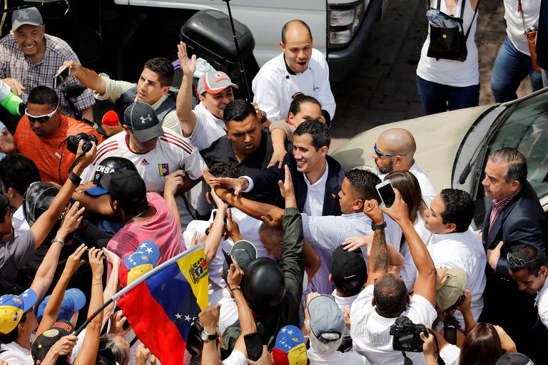O líder oposicionista Juan Guaidó cumprimenta apoiadores durante protesto contra Maduro em Caracas