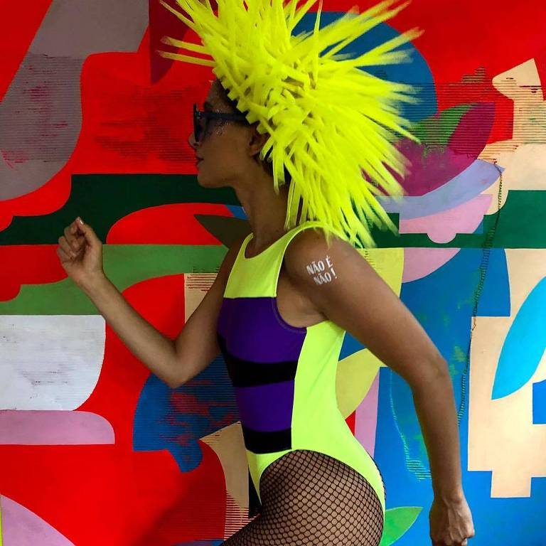 Camila Pitanga usa maiô amarelo e peruca no Carnaval
