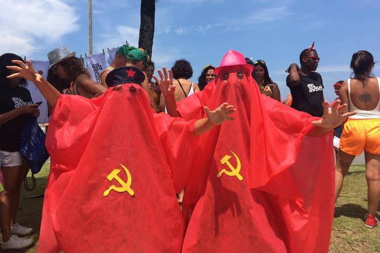 Foliões se vestem de fantasma do comunismo em bloco Eu Avisei, crítico ao presidente Jair Bolsonaro