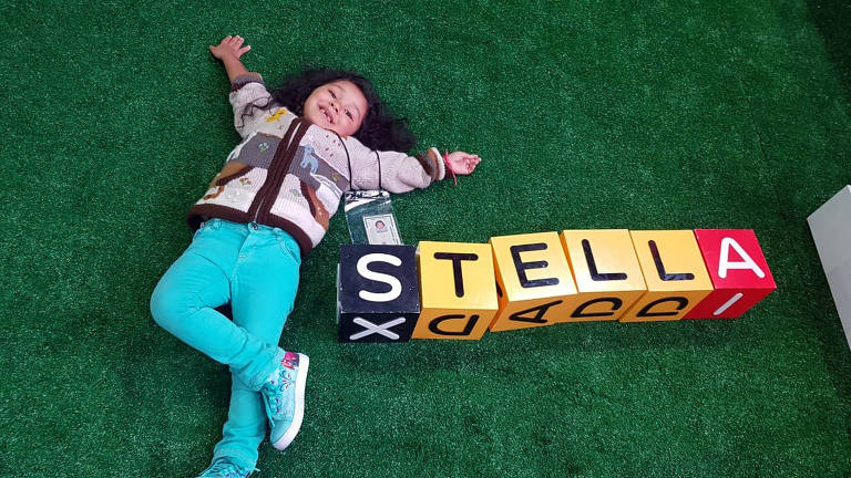 Stella Valentina, com apenas 6 anos de idade, viralizou na internet cantando ao lado de Alceu Valença no carnaval de SP