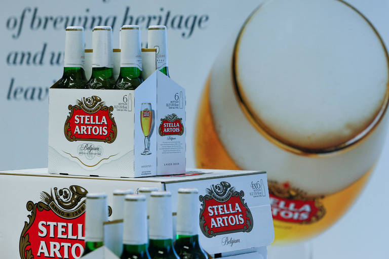 Garrafas da cerveja Stella Artois, produzida pela AB InBev