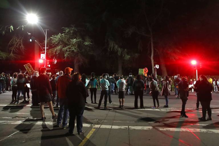 Manifestantes do grupo Black Lives Matter fazem protesto em Sacramento contra a decisão da Justiça de não denunciar policiais que mataram Stephon Clark um ano atrás. 
