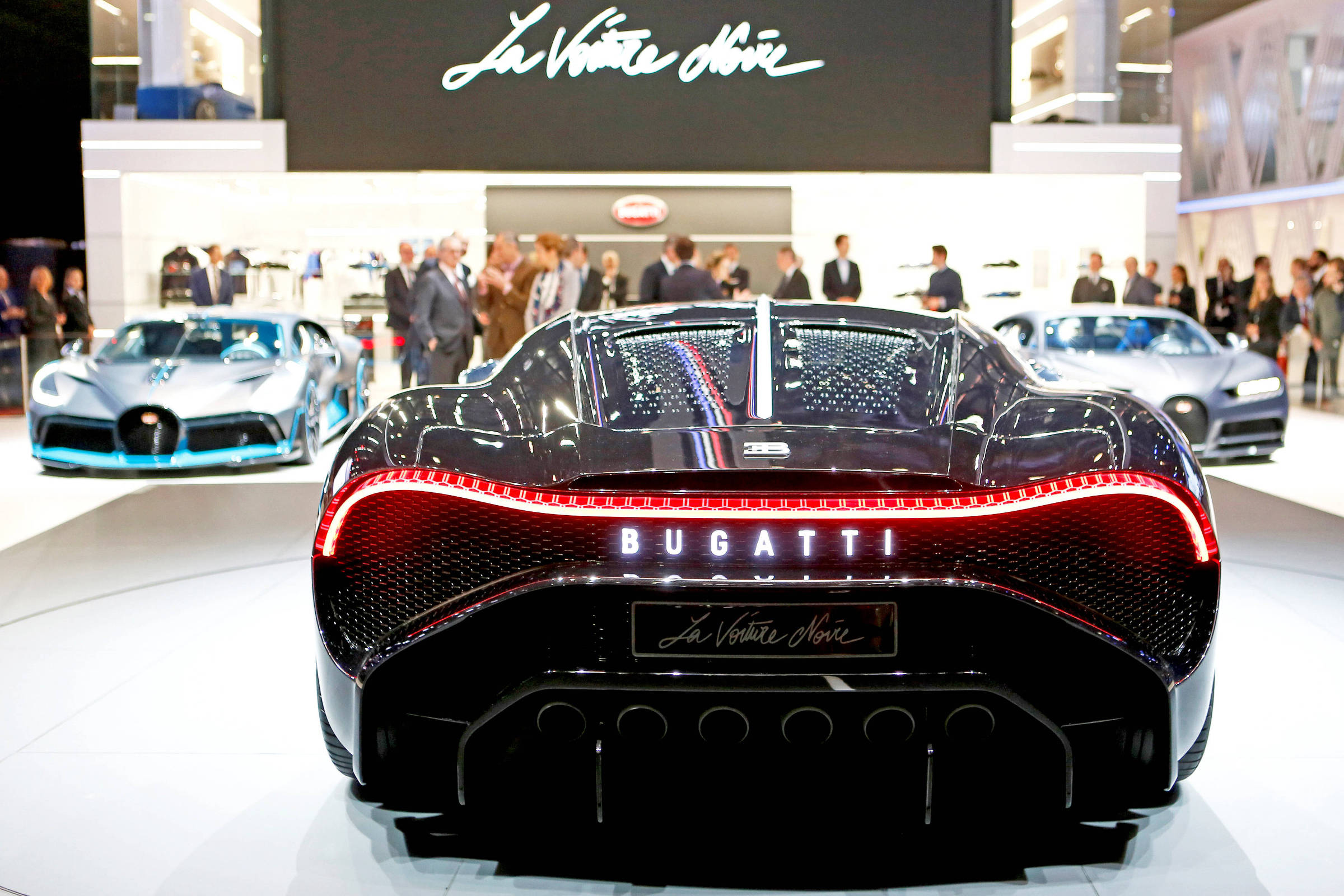 Сколько стоит самая дорогая станция. Новая Бугатти 2022. Машина Bugatti la voiture noire. Бугатти Вейрон 2022. Бугатти 2019.