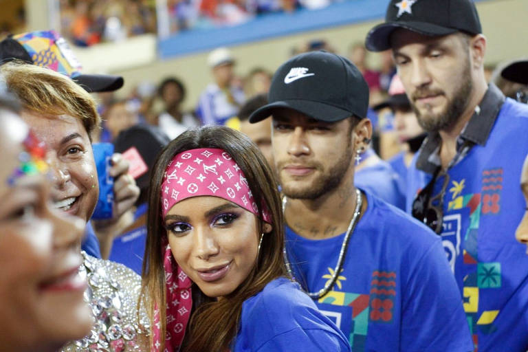 Neymar e Anitta assistem com o amigo David Brazil aos desfiles na Sapucaí