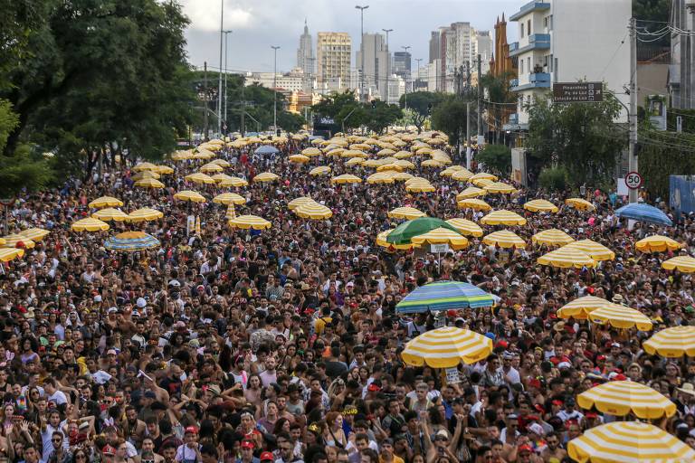 Multidão durante bloco da cantora Pabllo Vittar na avenida Tiradentes, em São Paulo