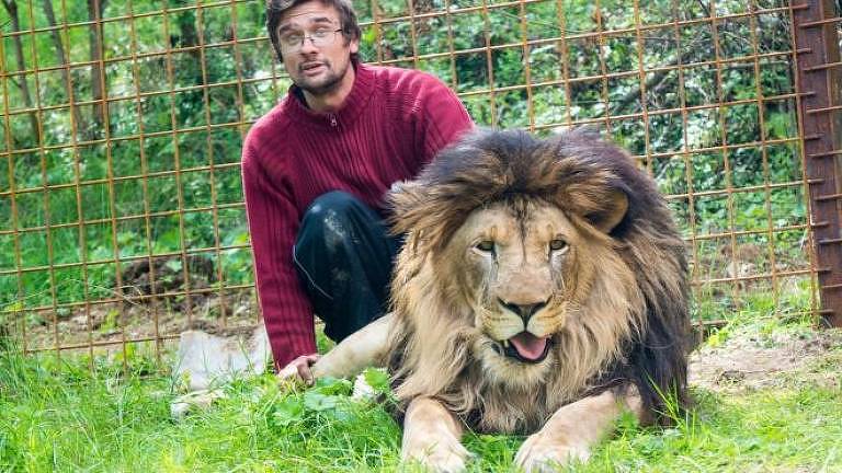 Prasek comprou o leão em 2016 e construiu uma jaula para ele no quintal de casa