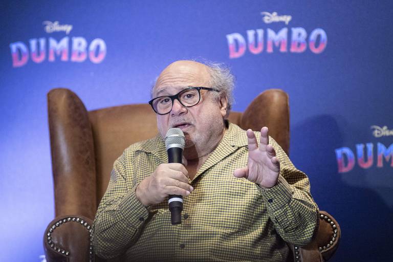 Danny DeVito sofre queda durante evento de 'Dumbo' e brinca: 'Não publiquem essa foto'