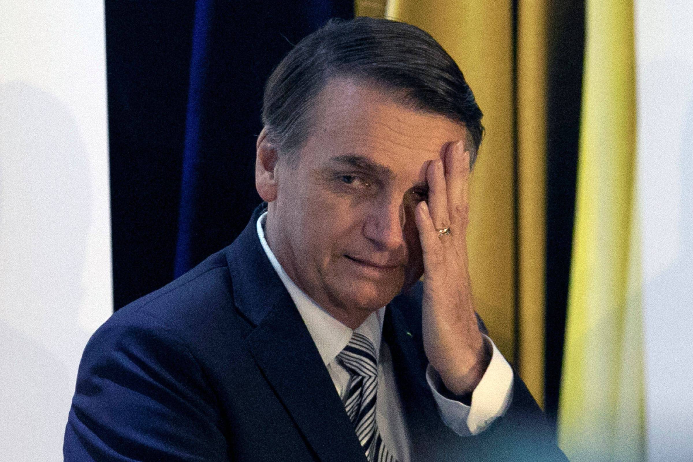 Bolsonaro se rebaixa ao postar vídeos contra artistas e o Carnaval