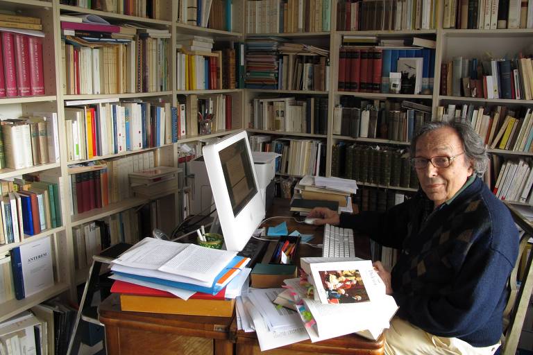 Jean Starobinski, em 2010, em sua biblioteca