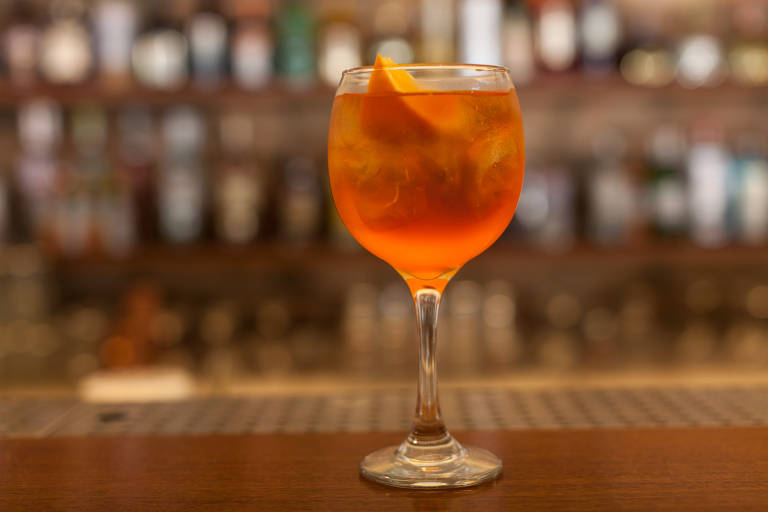 Veja como fazer um Aperol spritz rápido com três ingredientes