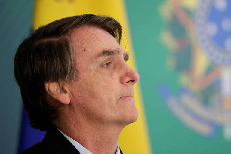 O presidente Jair Bolsonaro olhando para frente
