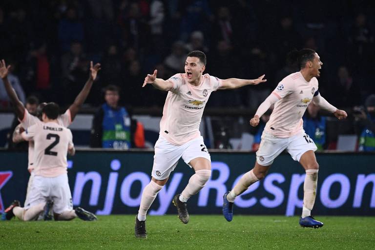 Jogadores do Manchester United comemoram a vitória e a classificação sobre o Paris Saint-Germain