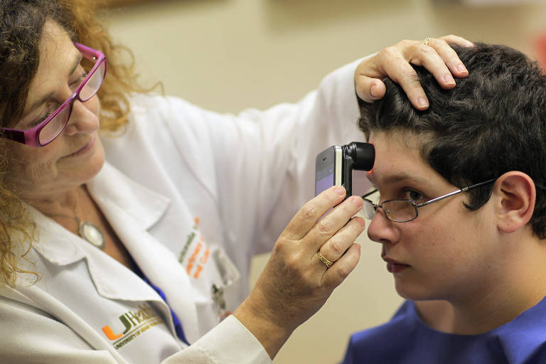 A dermatologista Antonella Tosti, em Miami (EUA), usa iPhone para examinar sintomas de câncer de pele e fotografar lesões suspeitas no paciente Michael Casa Nova, 12. O aparelho também é usado em exames oftalmológicos. 