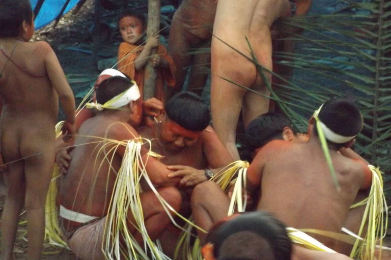 Expedição Monitoramento e Proteção dos Korubo do Coari em 2014, durante reencontro com o Grupo do Marubão - Grupo da Maya