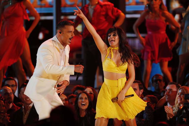 Camila Cabello se apresenta ao lado de Ricky Martin em premiação do Grammy