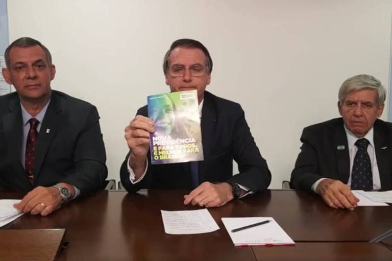 O Presidente Jair Bolsonaro durante live na última quinta-feira (7.mar) ao lado  do porta-voz da Presidência, o general Otávio Rêgo Barros, e o chefe do GSI, general Augusto Heleno