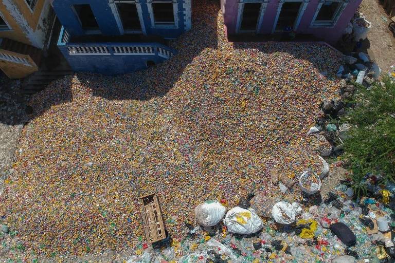 Montanha de lixo reciclável em Olinda recolhido no Carnaval
