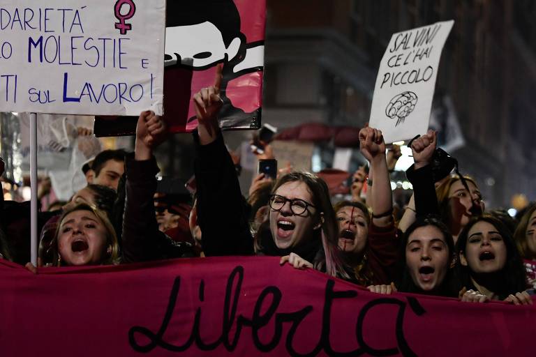 Integrantes do movimento "Non una meno" (nem uma a menos) participam de um protesto em Roma no Dia Internacional da Mulher