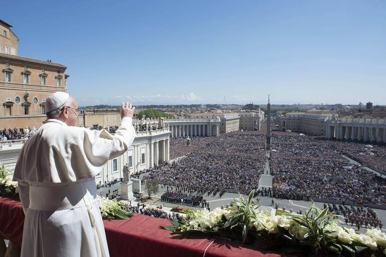 Papa Francisco abençoa fiéis durante a missa de Páscoa na Praça de São Pedro, no Vaticano