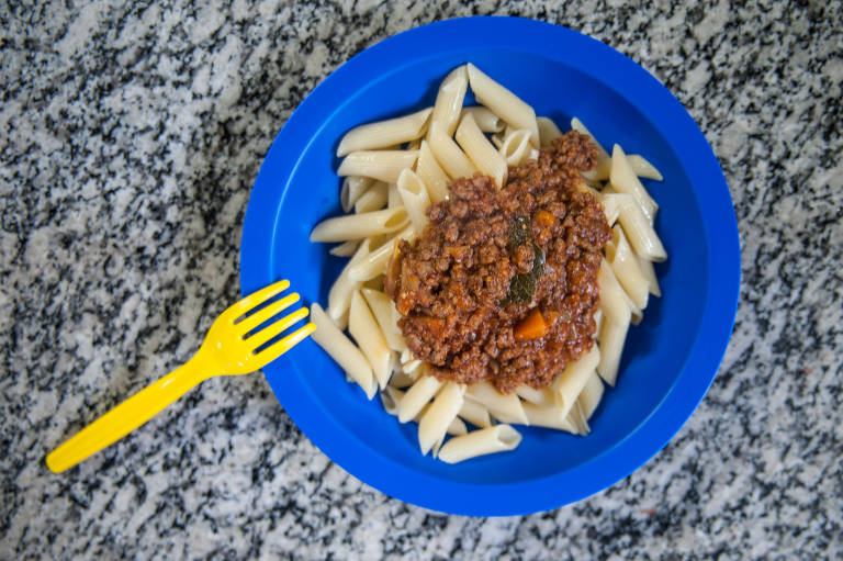 Macarrão a bolonhesa servido no projeto Cozinheiros da Educação, da secretaria estadual da Educação; cardápio foi extinto