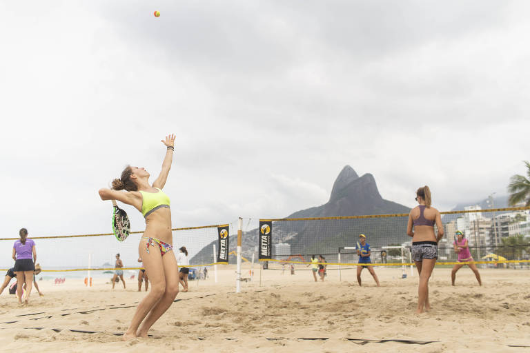 Treino de beach tennis na praia de Ipanema, no Rio de Janeiro