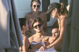 *EXCLUSIVO* Bruna Marquezine e Izabel Goulart com Amigos em piscina de Hotel em Ipanema.