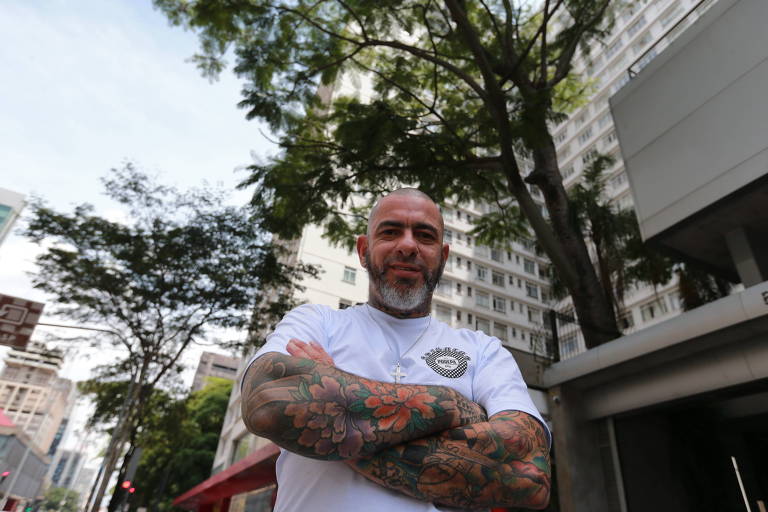 O chef Henrique Fogaça posa para foto na frente do prédio Baronesa de Arary