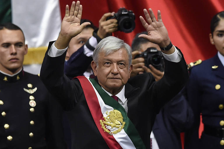 Andrés Manuel López Obrador, 65, acena após ser empossado presidente do México em cerimônia no dia 1º de dezembro de 2018