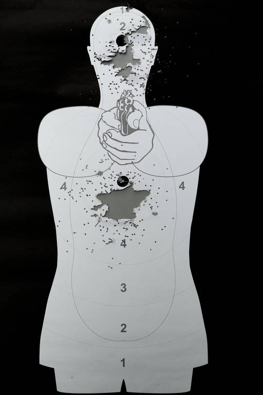 Alvo usado pelo repórter Ivan Finotti, que simula silhueta para aulas de tiro 