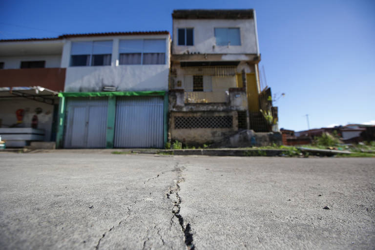 Rachaduras no bairro do Pinheiro, em Maceió