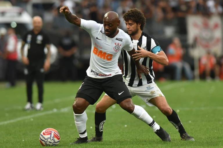 Vagner Love protege a bola de Victor Ferraz no clássico entre Corinthians e Santos, em Itaquera