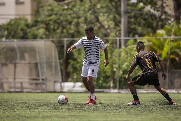 Filhos de Dener jogam na várzea para relembrar o pai 07/04/2019 Esporte Fotografia Folha Filhos de Dener jogam na várzea para relembrar o pai 07/04/2019 Esporte Fotografia Folha